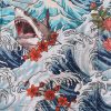 Hawaiiskjorte med mønster av haier i turbulent sjø.