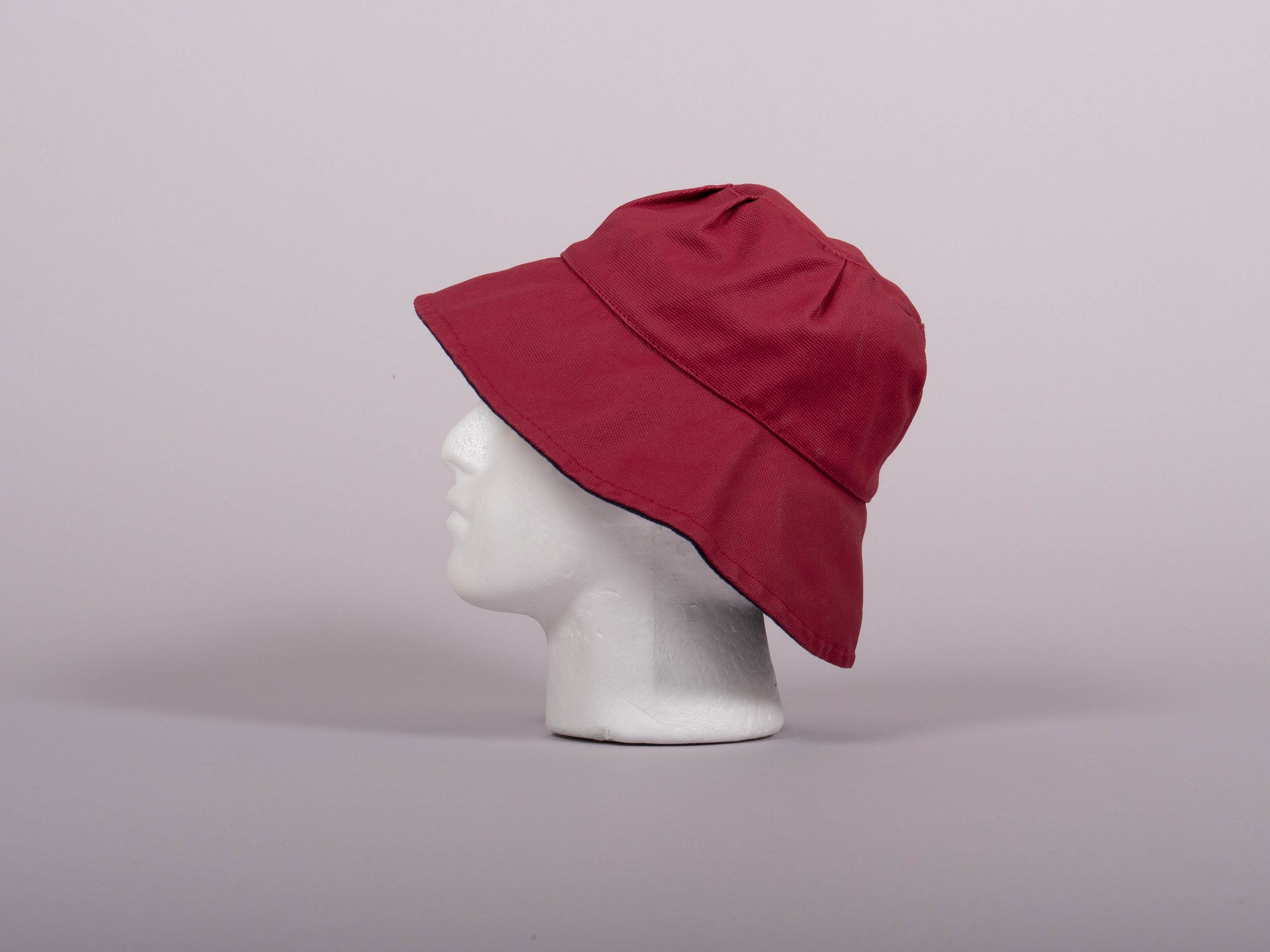 bøtehatt rød siden